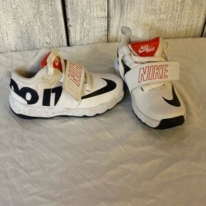 Nike Team Hustle D8 Just Do It Boys Size 11c white black red